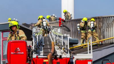 Foto van brandweerlieden op ladderwagen