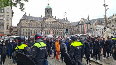 Voetbalsupporters op de Dam