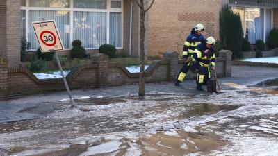 Gesprongen waterleiding zet straat onderwater in Boxtel