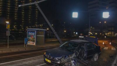 Auto total loss gereden tegen lantaarnpaal