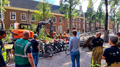 Brandweer bezig met verwijderen boom