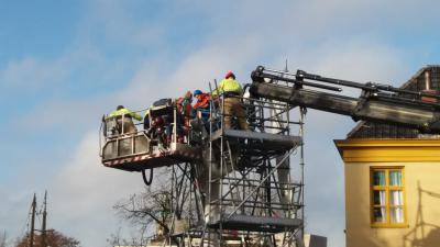 bouwvakker bekneld onder steiger