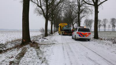 Auto tegen boom door gladheid