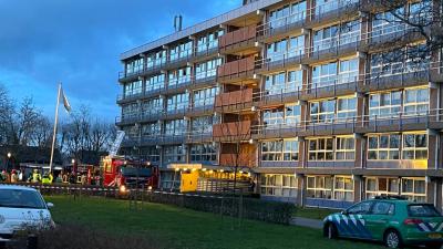 Hulpdiensten ter plaatsen bij flatbrand