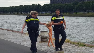 Politie redt pop uit Amsterdam Rijnkanaal