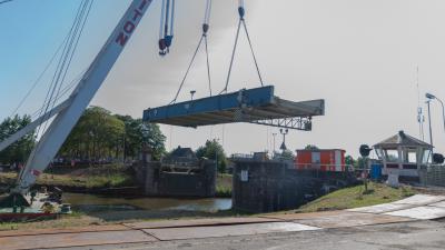 Verwijderen van brug bij Aduard