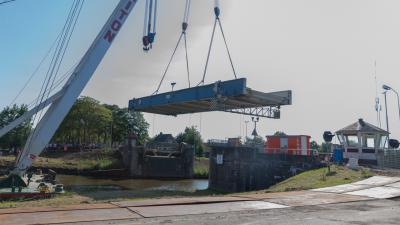 Verwijderen van brug bij Aduard