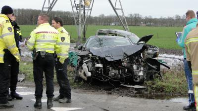 Auto's zwaar beschadigd door ongeval