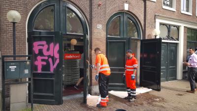 De rode hoed besmeurd met verf