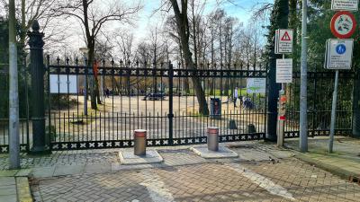 Zij-ingang Vondelpark afgesloten