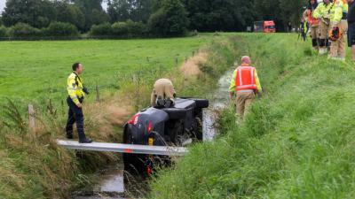 Auto in de sloot door ongeval