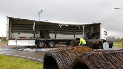 Vrachtwagen verliest lading
