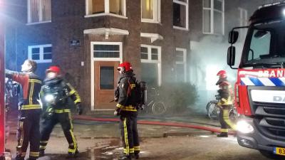 Brandweer blust woningbrand