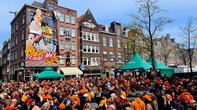 Drukte tijdens koningsdag in Amsterdam