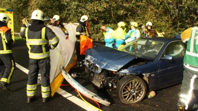 Foto van auto tegen vangrail op A28 | Henk Brunink