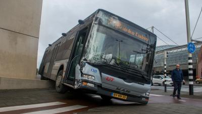 Bus ramt muur en raakt zwaar beschadigd