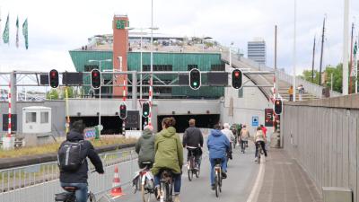 Foto van fietsers door IJtunnel