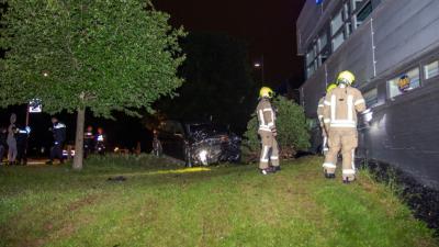 Foto van auto die gevel geramd heeft