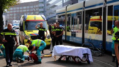 Fietser klapt tegen voorruit tram in Amsterdam