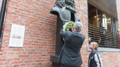 Kranslegging door burgemeester Koen Schuiling