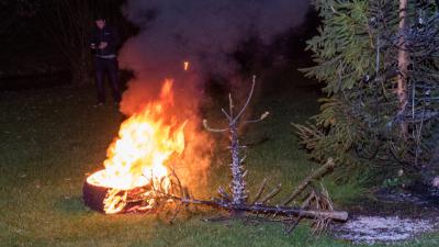 Brandweer blust kerstboom en band
