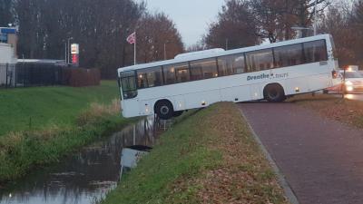 Een bus op het randje