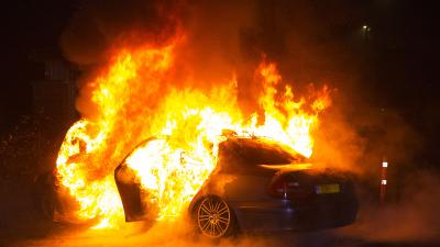 Felle brand verwoest auto aan De Bokkelaren in 's-Hertogenbosch