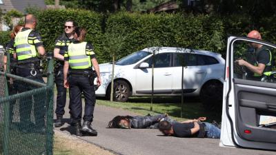 Geboeide verdachten op de grond