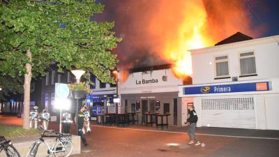 Vlammen slaan uit pand van grillroom