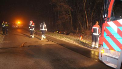 Auto van de weg door gladheid in Erica