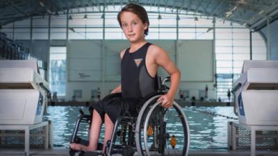 Hij zou helemaal niks kunnen. Nu zwemt Josh (12) iedereen eruit