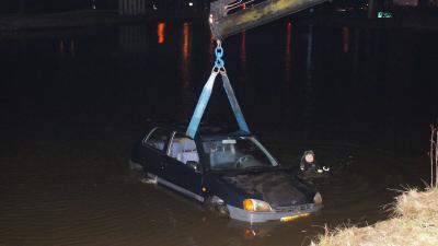 Auto te water in Nieuw Amsterdam