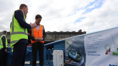 Premier Rutte op elektrische sleepboot