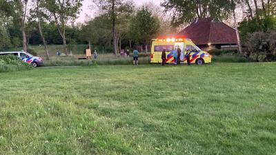 Hulpverleners helpen bij ongeval