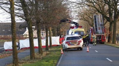 Hulpverleners ontfermen zich over slachtoffers