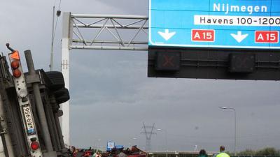 Dode bij aanrijding A15, wegen slippen dicht door afsluiting