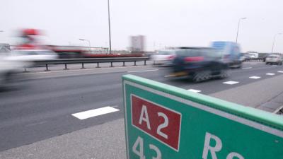 Politie botst op A2 in achtervolging met gestolen auto