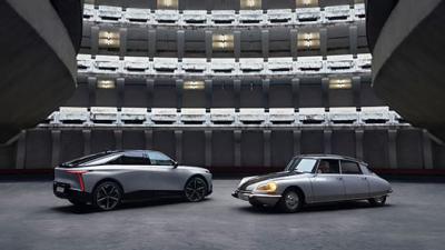 DS AUTOMOBILES VIERT 70 JAAR DS OP RETROMOBILE