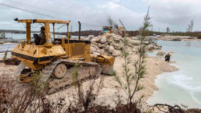 Genisten bouwen brug in de door orkaan verwoeste Abaco