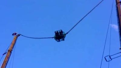 Vrouw komt met de schrik vrij na losschieten beugel katapult-attractie