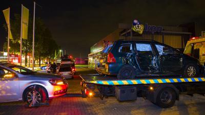Meerdere auto's zwaar beschadigd door lantaarnpaal op rijbaan van A50 bij Eindhoven
