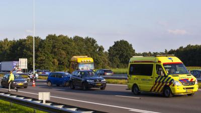 Twee gewonden bij botsing met drie auto's A58