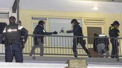 Politie valt woning binnen in Vlaardingen