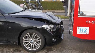 Auto's botsen achterop brandweerwagen Klapwijkseweg