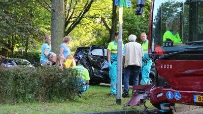 Lijnbus botst op auto in Gieten