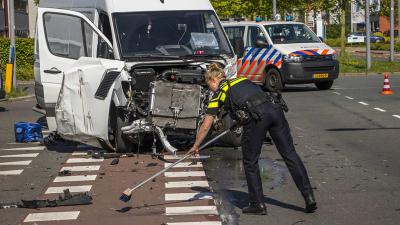 Veel blik- plasticschade bij aanrijding bus vrachtauto