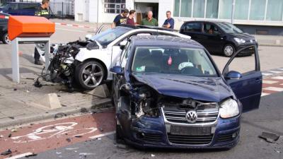 Veel schade bij aanrijding auto's in Rotterdam