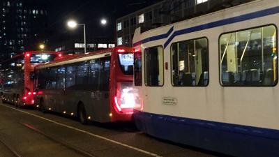 Kettingbotsing tussen bussen en tram