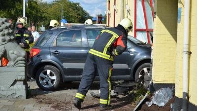 Auto rijdt wokrestaurant binnen na aanrijding met fietser