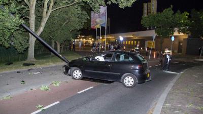 Auto rijdt tegen paal in Vlaardingen